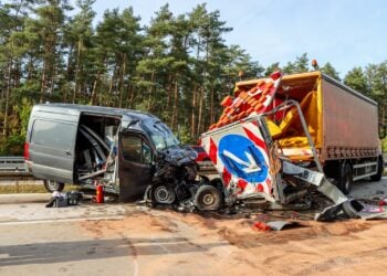 Zerstörter Transporter und Schilderwagen auf der A13 zwischen Ortrand und Ruhland