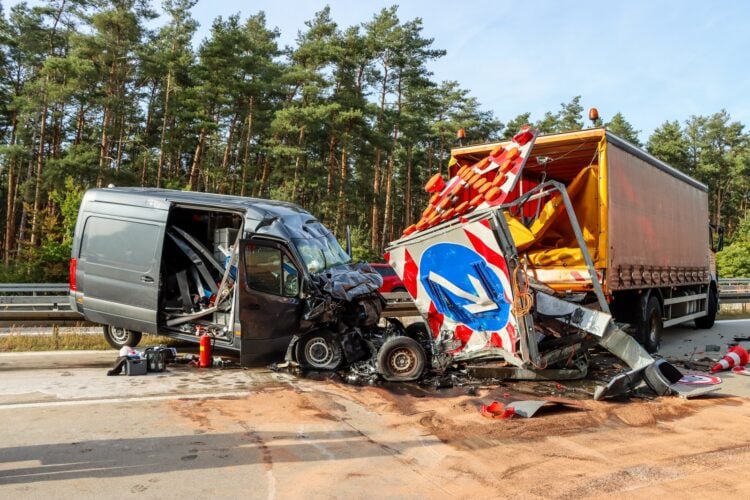 Zerstörter Transporter und Schilderwagen auf der A13 zwischen Ortrand und Ruhland