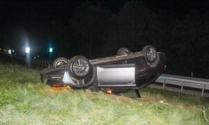 Auto überschlägt sich auf der A15 bei Cottbus-West, Person verletzt