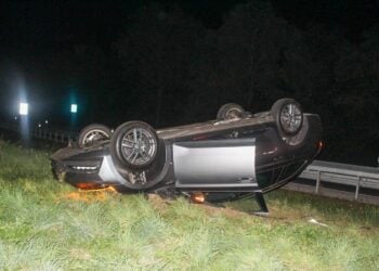 Auf dem Dach liegendes Auto im Gras an der A15 Anschlussstelle Cottbus-West