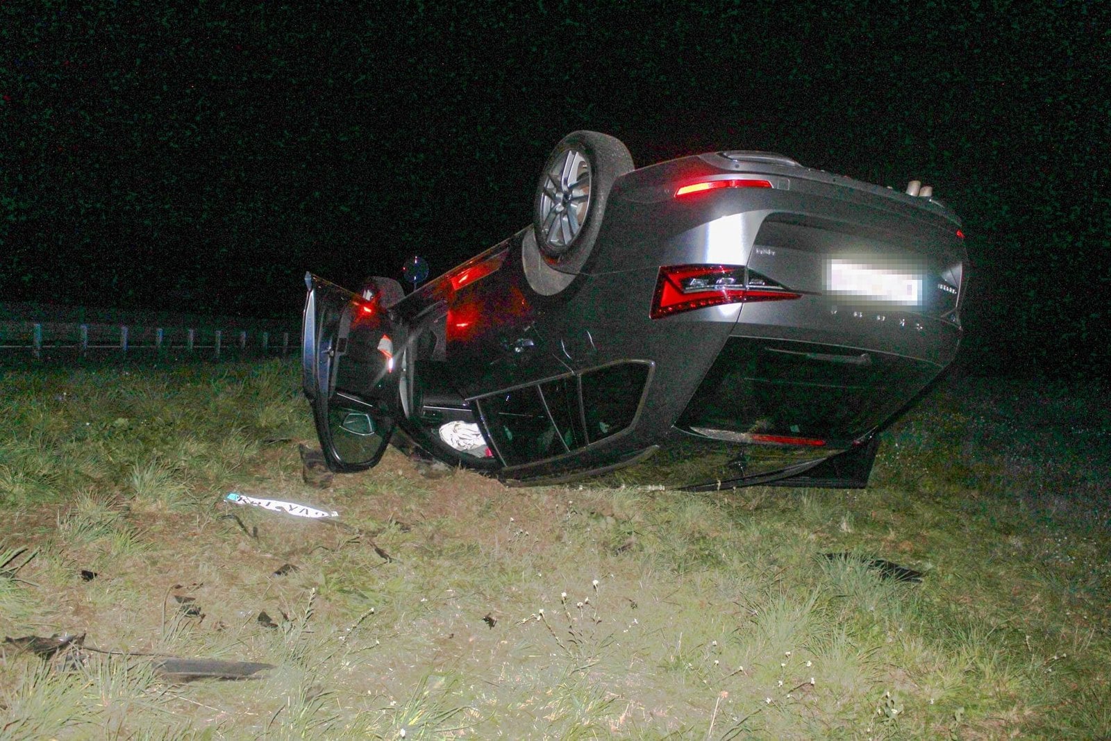 Heck des auf dem Dach liegenden Autos an der Anschlussstelle Cottbus-West