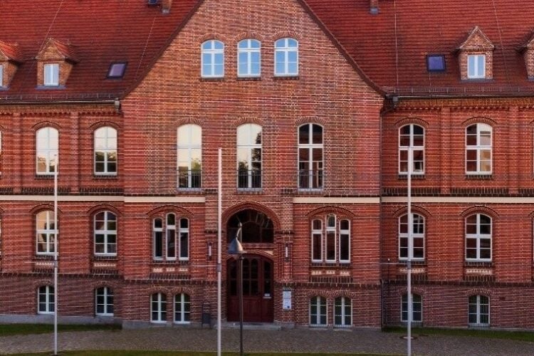 Kreishaus des Landkreises Oberspreewald-Lausitz in Calau, Backsteinbau mit Giebel