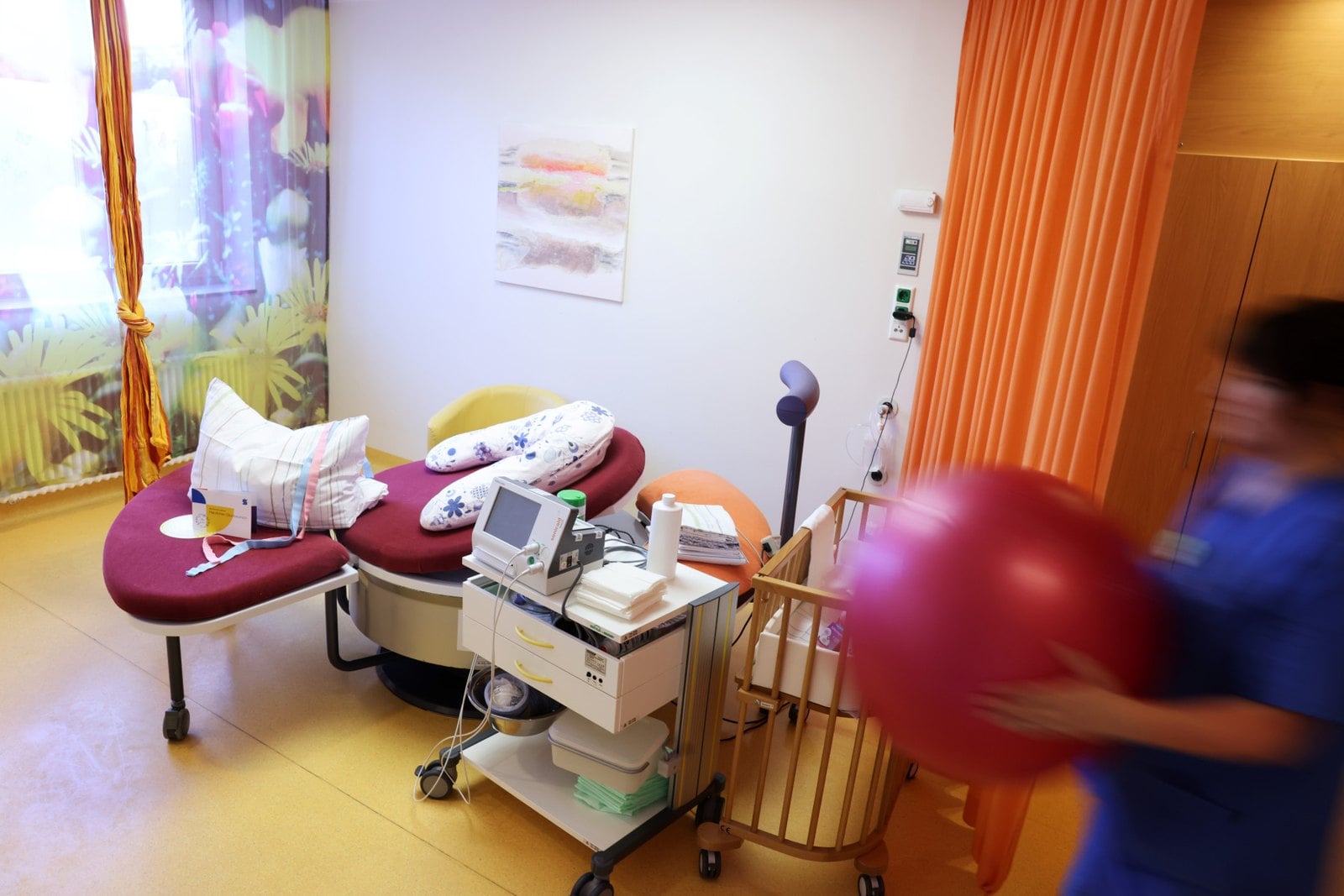 Geburtenzimmer der Geburtshilfe Lauchhammer mit Gebärlandschaft und Pezziball
