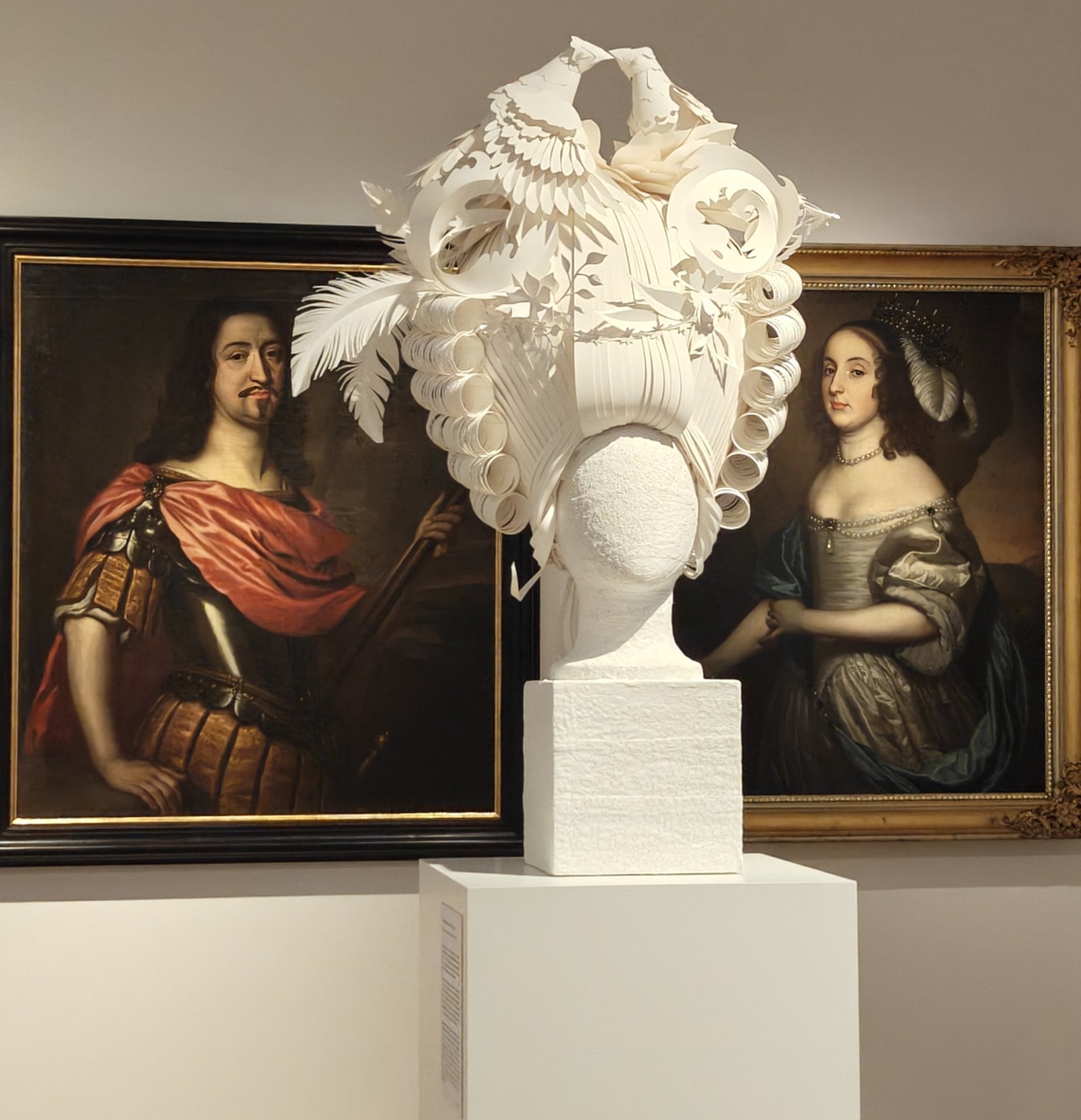 Papierskulptur Taubenpaar von Asya Kozina im Museum Schloss Doberlug