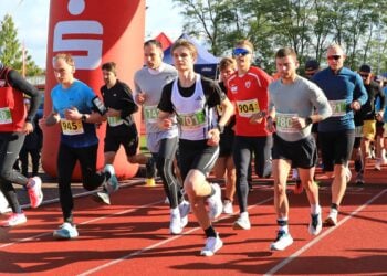 Läuferfeld beim Start des Cottbuser Oktoberlaufs im Stadion