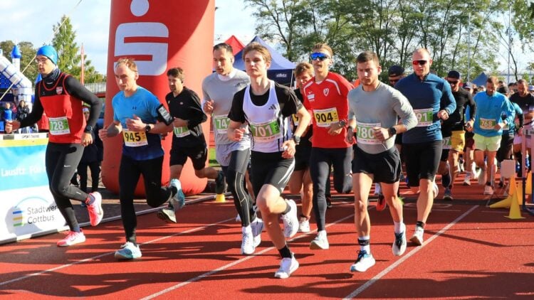 Läuferfeld beim Start des Cottbuser Oktoberlaufs im Stadion