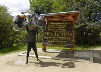 Der Autor und Abenteurer Darius Braun mit seinem Fahrrad