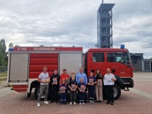 Brandschutz für Kinder: Cottbuser Jugendfeuerwehr bekommt neue Bücher