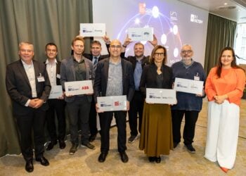 Sieben Partner unter einem Dach: Zum Auftakt der R+I Factory erhielten die beteiligten Einrichtungen und Unternehmen Plaketten als Zeichen ihrer Partnerschaft. Von links nach rechts: Prof. Dr.-Ing. Gerhard Kahmen (IHP); Dr. Pierre-Yves Bourguignon, Leiter Data Science, ENERTRAG; Dr. Martin Handreg, ABB; Dr. Sebastian Meyer, Fraunhofer IPMS; Prof. Dr. Miloš Krstić, Gesamtprojektleiter AI-DISCO, IHP; Mike Reichardt, DFKI; Prof. Dr. Gesine Grande, Präsidentin der BTU Cottbus-Senftenberg; Prof. Dr. Frank W. Ohl, LIN sowie Ministerin Dr. Manja Schüle und Foto: ©IHP GmbH / Frederic Schweizer