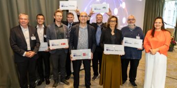 Sieben Partner unter einem Dach: Zum Auftakt der R+I Factory erhielten die beteiligten Einrichtungen und Unternehmen Plaketten als Zeichen ihrer Partnerschaft. Von links nach rechts: Prof. Dr.-Ing. Gerhard Kahmen (IHP); Dr. Pierre-Yves Bourguignon, Leiter Data Science, ENERTRAG; Dr. Martin Handreg, ABB; Dr. Sebastian Meyer, Fraunhofer IPMS; Prof. Dr. Miloš Krstić, Gesamtprojektleiter AI-DISCO, IHP; Mike Reichardt, DFKI; Prof. Dr. Gesine Grande, Präsidentin der BTU Cottbus-Senftenberg; Prof. Dr. Frank W. Ohl, LIN sowie Ministerin Dr. Manja Schüle und Foto: ©IHP GmbH / Frederic Schweizer