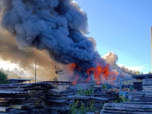 Großbrand in Weißwasser: Sägewerkshalle steht in Vollbrand