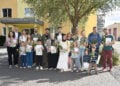 Landrat Marcel Schmidt (2.v.l.) mit den neuen Staatsbürgerinnen und Staatsbürgern beim gemeinsamen Gruppenfoto vor dem Ordnungsamt des Landkreises in Herzberg (Elster). (Bild: Pressestelle Kreisverwaltung / Torsten Hoffgaard)
