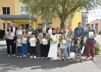 Landrat Marcel Schmidt (2.v.l.) mit den neuen Staatsbürgerinnen und Staatsbürgern beim gemeinsamen Gruppenfoto vor dem Ordnungsamt des Landkreises in Herzberg (Elster). (Bild: Pressestelle Kreisverwaltung / Torsten Hoffgaard)