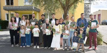 Landrat Marcel Schmidt (2.v.l.) mit den neuen Staatsbürgerinnen und Staatsbürgern beim gemeinsamen Gruppenfoto vor dem Ordnungsamt des Landkreises in Herzberg (Elster). (Bild: Pressestelle Kreisverwaltung / Torsten Hoffgaard)