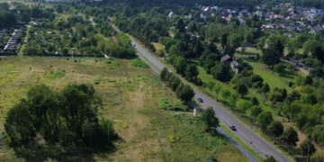 Luftbild des Cottbuser Nordrings zwischen Grünflächen und Wohnbebauung