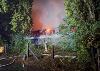Im Oktober 2023 stand das leerstehende Gebäude in Cottbus-Madlow in Vollbrand. (Bild: Blaulichtreport Lausitz)