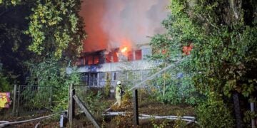 Im Oktober 2023 stand das leerstehende Gebäude in Cottbus-Madlow in Vollbrand. (Bild: Blaulichtreport Lausitz)