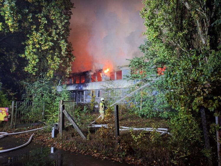 Im Oktober 2023 stand das leerstehende Gebäude in Cottbus-Madlow in Vollbrand. (Bild: Blaulichtreport Lausitz)