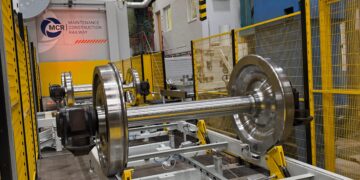 Ein Radsatz auf der neuen Anlage in der Werkhalle von MCR Lausitz