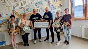 „Mosh gegen Krebs“ übergibt 22.222 Euro an Cottbuser Kinderkrebsstation