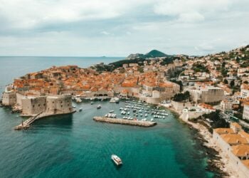 Luftaufnahme der Altstadt von Dubrovnik mit Stadtmauer, Hafen und Booten