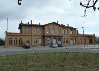 Das denkmalgeschuetzte Bahnhofsgebaeude von Grossraeschen
