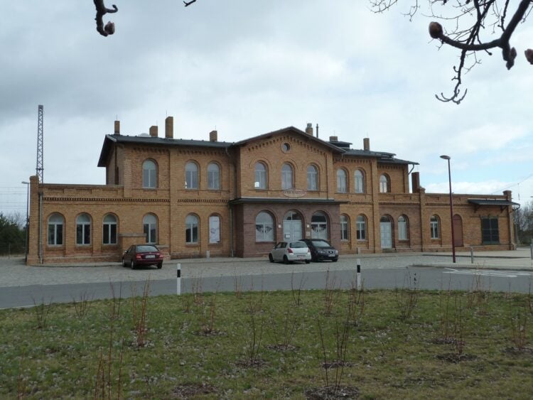 Das denkmalgeschuetzte Bahnhofsgebaeude von Grossraeschen