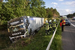 Unfall auf der A13: Mit Metall beladener LKW kommt von Fahrbahn ab