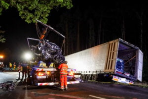 B97 bei Hoyerswerda: Autofahrer stirbt bei Frontalzusammenstoß mit LKW