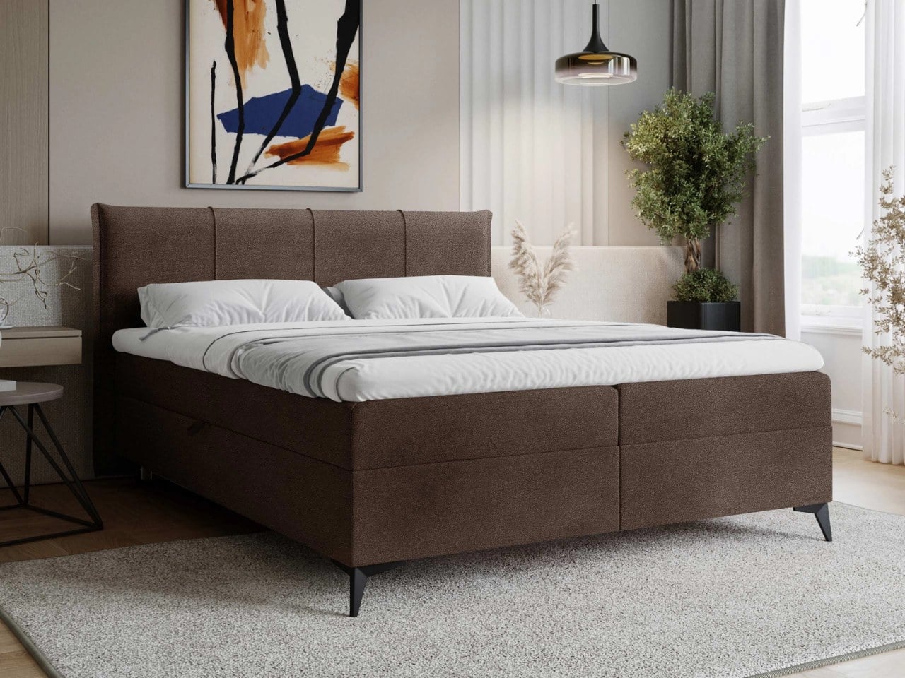 Braunes Boxspringbett mit Bettkasten und gepolstertem Kopfteil im Schlafzimmer