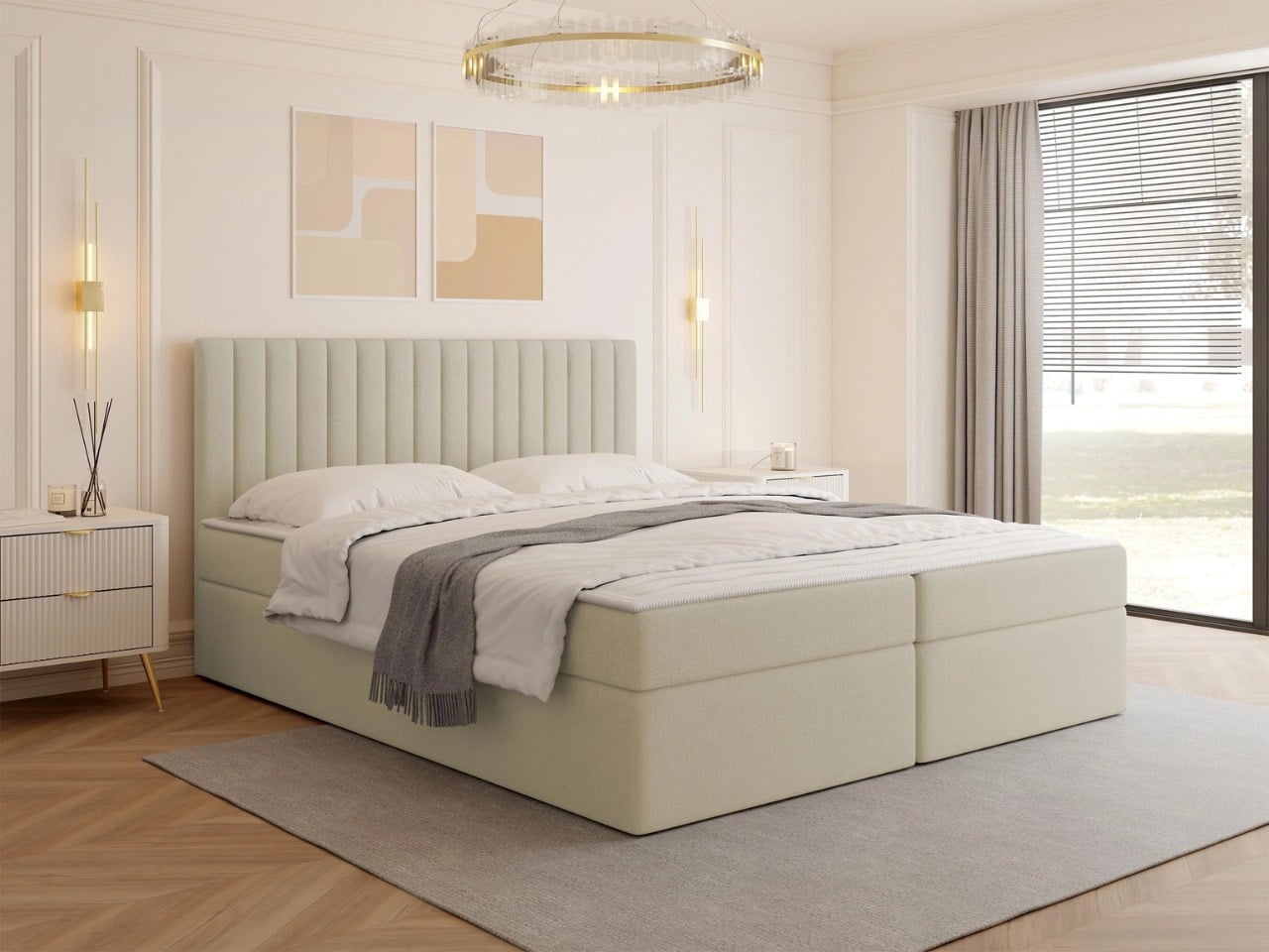 Helles Boxspringbett mit hohem, längs gestepptem Kopfteil in einem hellen Schlafzimmer