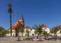 Der Calauer Marktplatz mit Stadtkirche und Geschaeften im Erdgeschoss