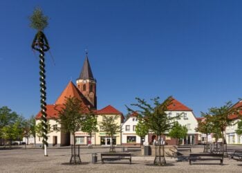 Der Calauer Marktplatz mit Stadtkirche und Geschaeften im Erdgeschoss
