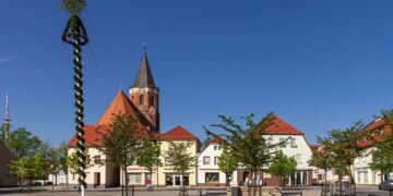 Der Calauer Marktplatz mit Stadtkirche und Geschaeften im Erdgeschoss