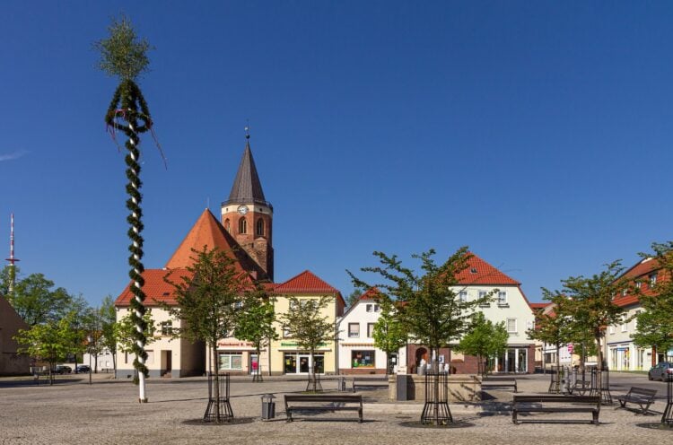 Der Calauer Marktplatz mit Stadtkirche und Geschaeften im Erdgeschoss