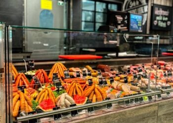 Bedientheke mit Wurst, Fleisch und Salaten im E-Center Scholz in Cottbus