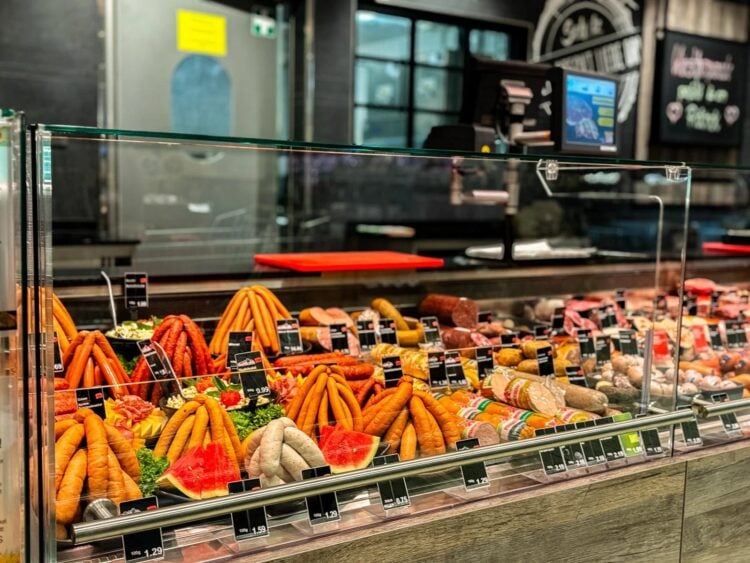 Bedientheke mit Wurst, Fleisch und Salaten im E-Center Scholz in Cottbus