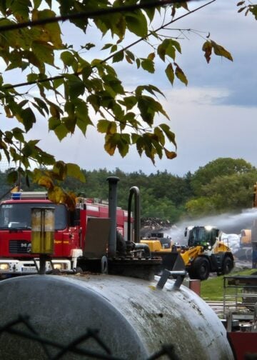 Einsatzkräfte der Feuerwehr am Brandort in Cottbus-Saspow