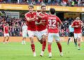 Justin Butler jubelt mit zwei Mitspielern ueber sein Tor zum 1:0