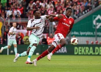 Ein Cottbuser Spieler behauptet den Ball gegen einen Gegenspieler des FC St. Pauli