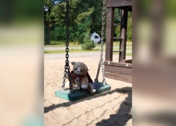 Gondula Award: Kuscheltier auf einer Schaukel auf dem Spielplatz des Jugendclubs Comet in Guben