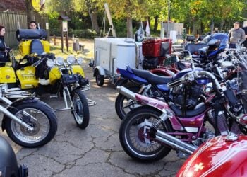 Motorräder und Trikes am Festplatz in Burg vor der Ausfahrt beim Kinder-Lebens-Lauf