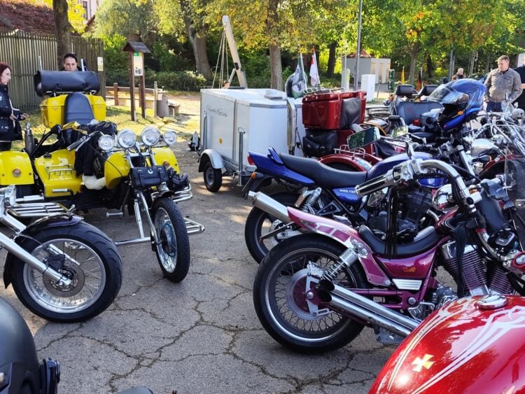 Motorräder und Trikes am Festplatz in Burg vor der Ausfahrt beim Kinder-Lebens-Lauf