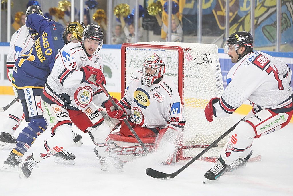 Gedränge vor dem Tor des EV Landshut beim Spiel gegen die Lausitzer Füchse