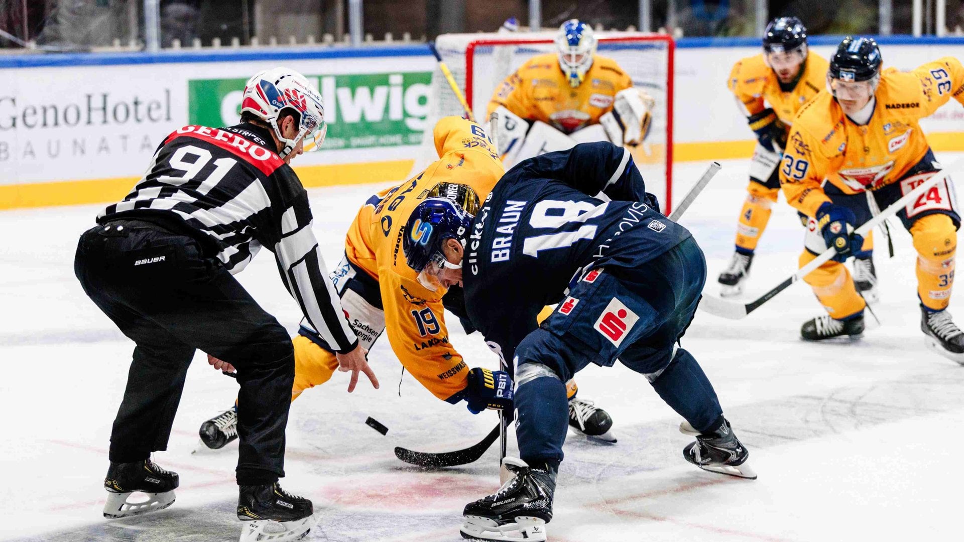 Bully zwischen den Lausitzer Füchsen und den Kassel Huskies