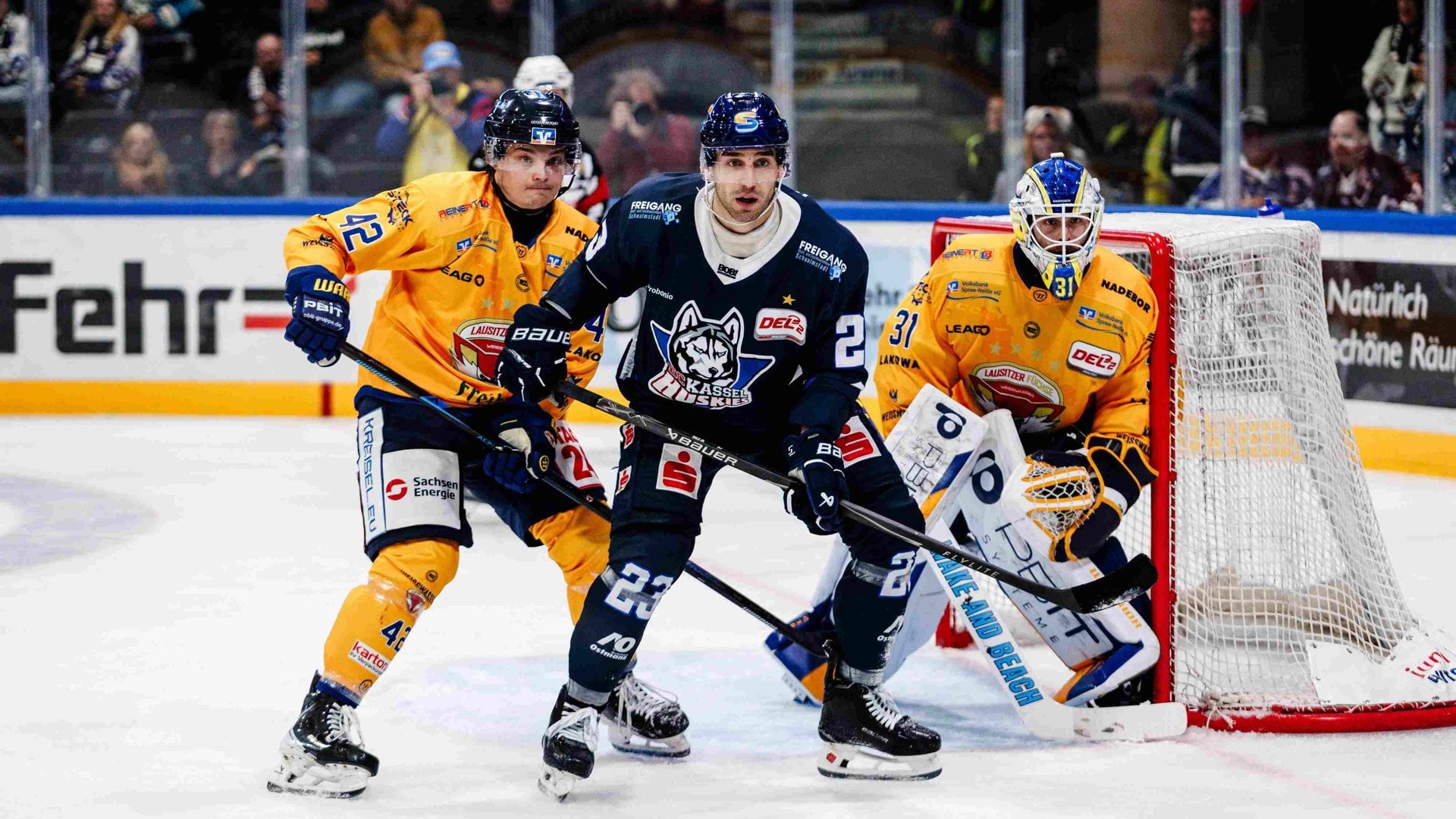 Die Lausitzer Füchse verteidigen vor dem eigenen Tor gegen die Kassel Huskies