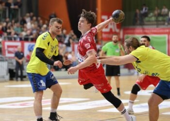LHC-Spieler Hannes Knecht springt zum Wurf, zwei Luebbenauer versuchen ihn zu stoppen