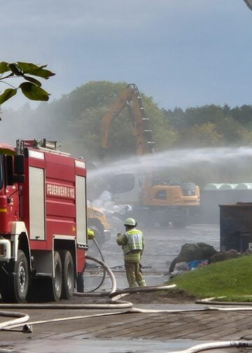 Löschfahrzeug der Feuerwehr Cottbus am Brandort in Saspow