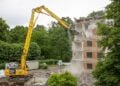 Abrissarbeiten am alten Wohnheim in der Richard-Wagner-Straße (Bild: Landkreis Spree-Neiße)