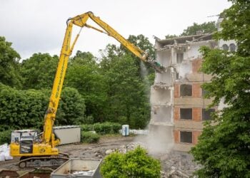 Abrissarbeiten am alten Wohnheim in der Richard-Wagner-Straße (Bild: Landkreis Spree-Neiße)